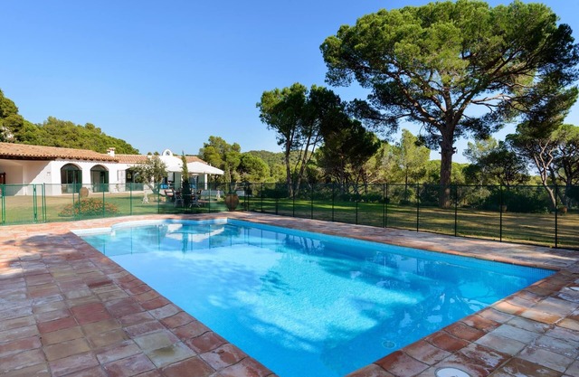 Madroños by Danlux Invest. Hacienda avec gran jardin et piscine