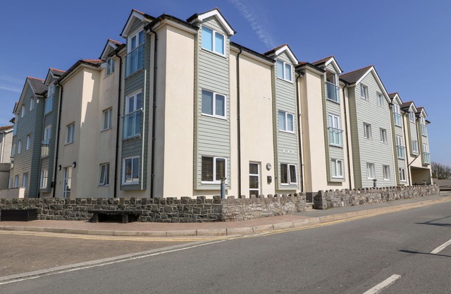 Maelog, 14 Tides Reach, RHOSNEIGR