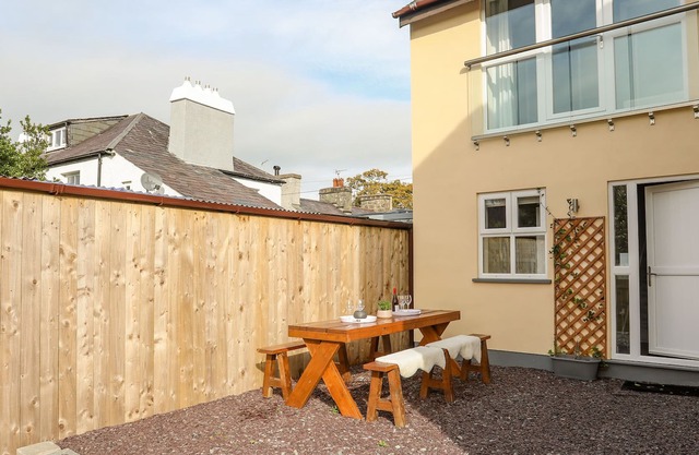 MAENAN, family friendly, with a garden in Criccieth