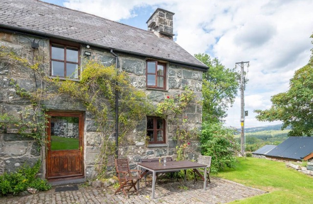 Une maison en pierre traditionnelle, plus de 200 ans, située dans une position élevée sur le bord de Coe