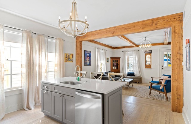 This house is a 6 bedroom(s), 4 bathrooms, located in New Orleans, LA.