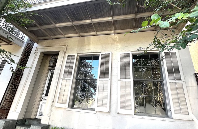 La bibliothèque de la maison de ville sur la rue Magazine