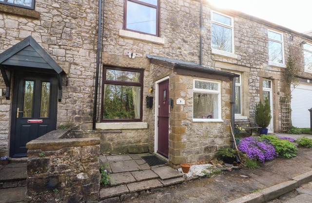 MAGDALA, pet friendly, character holiday cottage in Buxton