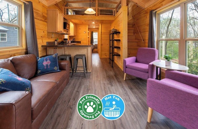 Maggie Cabin | Enjoy Nature from a Forest Hot Tub