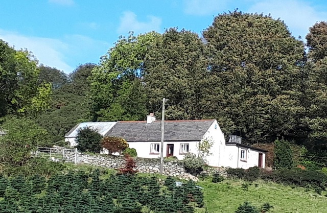 Maggie's Cottage est situé sur le flanc d'une montagne, surplombant la baie de Dundalk.