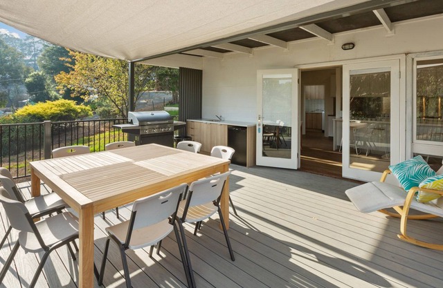 MAGGIES GETAWAY: 4 BR, 2 BA House in Goughs Bay, Sleeps 8