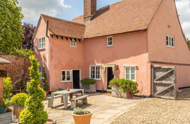 Maison en bois avec poutres apparentes du 17ème siècle, débordant de charme du vieux monde