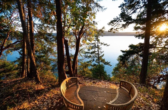 Magical Beachfront, Private, Spacious Living w/ Fireplace, Close to Town and Moran State Park