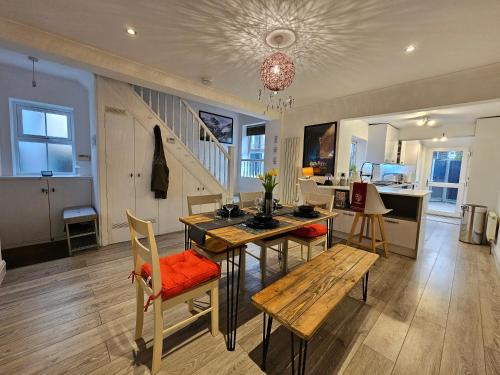 MAGICAL HARRY POTTER THEMED HOME IN WATFORD - FREE off-street PARKING