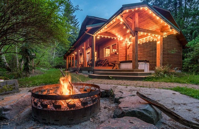 Trillium Lodge+Studio: Book Your Summer Escape! Sleeps 10! HOT TUB+Sauna+EV⚡️