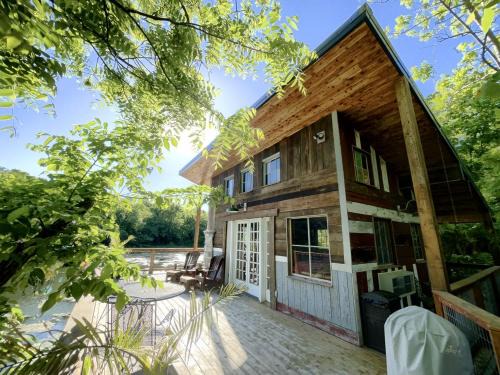 Magical Tree House Rental near Kansas City for Glamping in Missouri