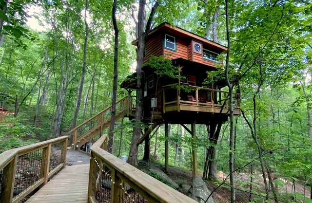 Magical Treehouse ~ Romantic Hot Tub ~Dog Friendly