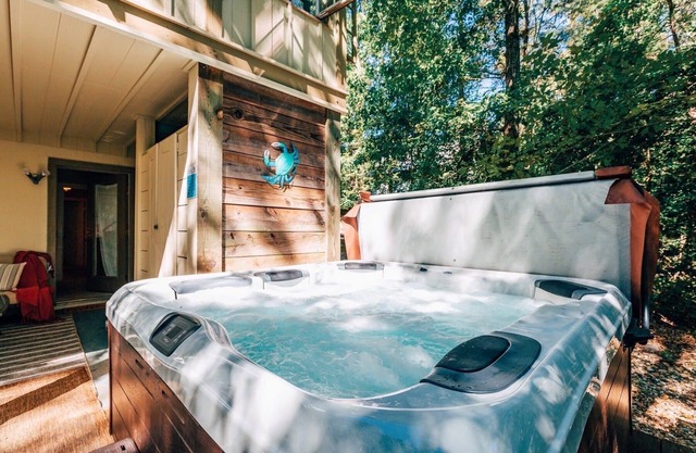 Escape to magical wooded cottage with hot tub