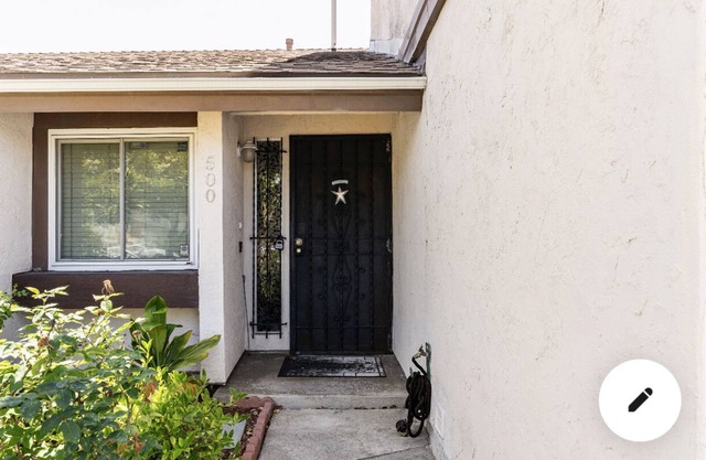 MAGIQ Manor- Private 2 Bedrooms, 1 Bath. No Shared Spaces w Private Yard