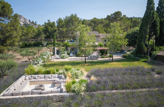 Magnificent house in Provence with natural pool and lavender fields