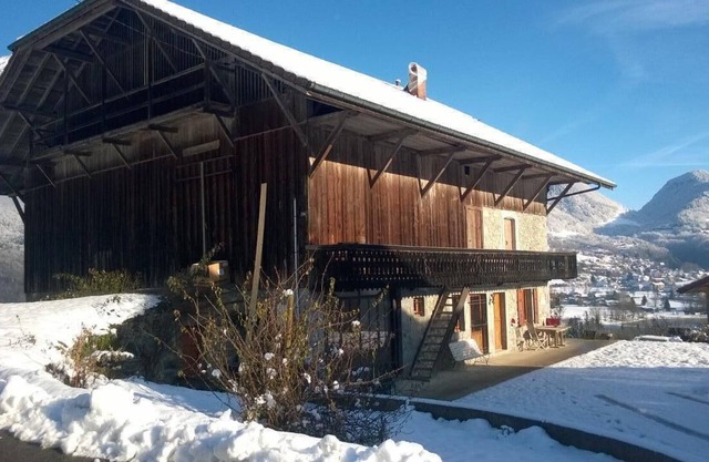 Magnifique ferme avec vue sur lac, au calme, proche des stations de ski.