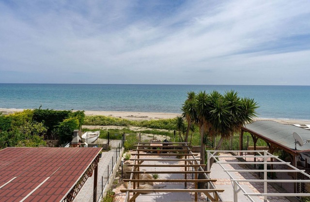 Attractive beachfront apartment