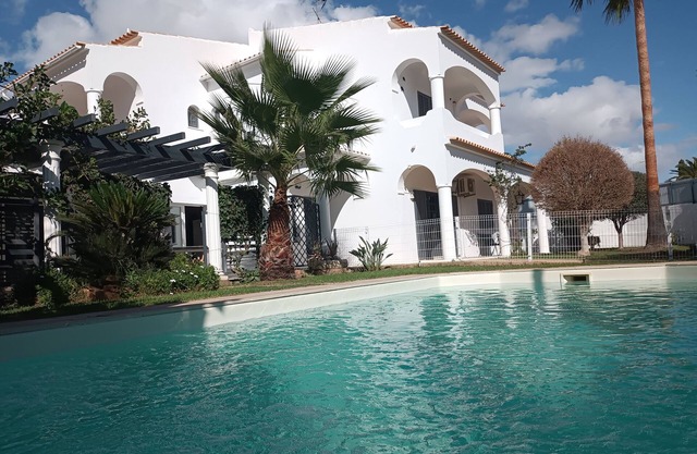 Spacieuse villa individuelle avec piscine sécurisée et jacuzzi proche commerces