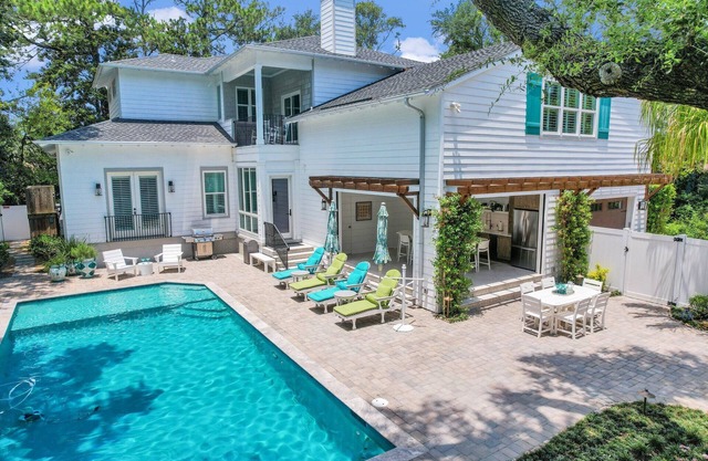 Magnifique East Beach Home! Promenade facile à la plage, piscine, 5BR / 5. 5BA 16 personnes