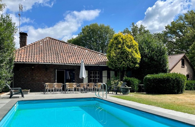 Belle ferme, terrasse, jardin, barbecue à Sint JoostLimburg