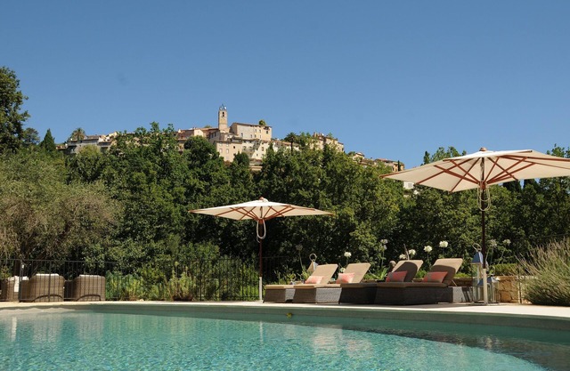 Magnifique Villa avec piscine Bénéficiant d'une vue idyllique sur la ville.