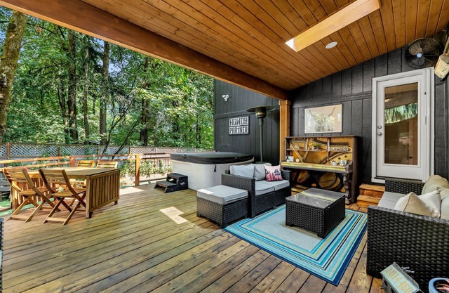 Magnificent Lake Oswego Escape, Backyard Oasis w/Hot Tub, Putting Green, Huge Deck, and Game Room