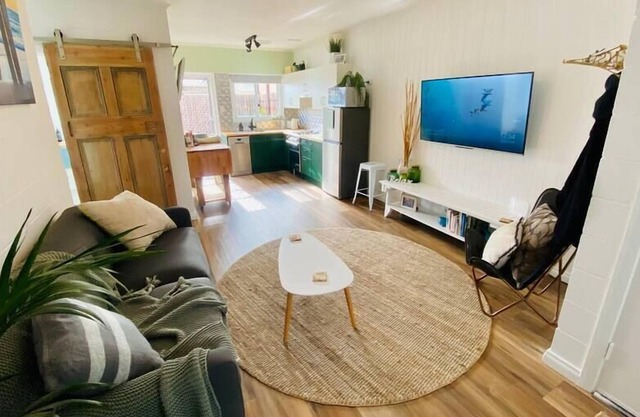 Magnificent Marino -2 Bdrm, Beach, Stylish, Modern