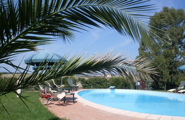 Magnifique piscine au milieu de la végétation méditerranéenne, jardin privé