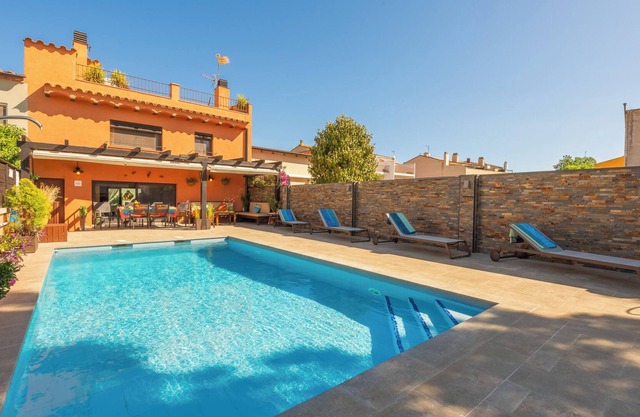 Magnifique maison de ville avec piscine, jardin et grande terrasse avec vue!
