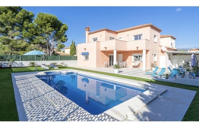 MAGNIFICENT VILLA / SUMMER KITCHEN 8 pers. POOL /WIFI/NETFLIX 4 bd/2 baths