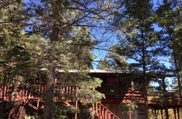 MAGNIFIQUE VUE ENCORE SITUÉE À CLOUDCROFT DANS LE PARCOURS DE GOLF DES ARBRES ABY LODGE