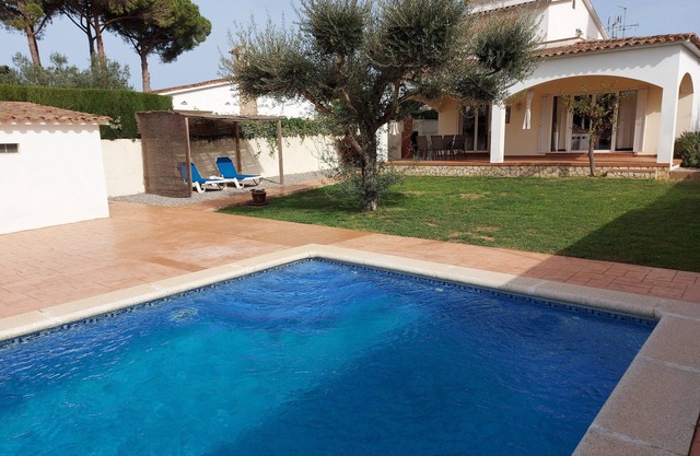 Magnifique Villa avec piscine privée sur grand terrain wifi gratuit illimité