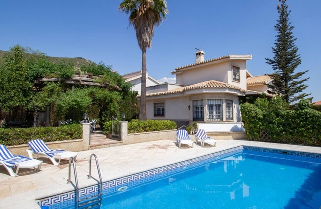 Magnifique villa avec jardin et piscine.