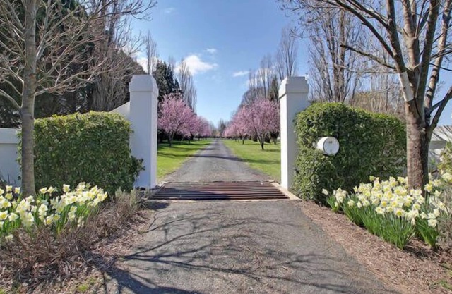 Magnificent "Willowood" - 6 brs on 100 acres, 5 mins from town with pool