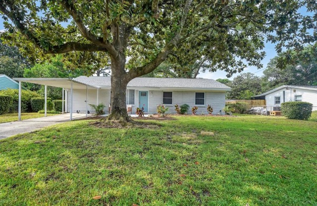 Magnolia - Family-Friendly Comforts, TVs, Grill & Just Steps to the Beach!