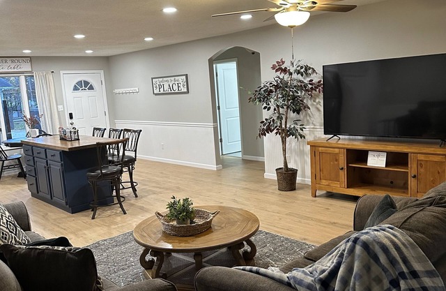 *Magnolia inn* updated condo, centrally located. Pet friendly! Boat/ RV parking