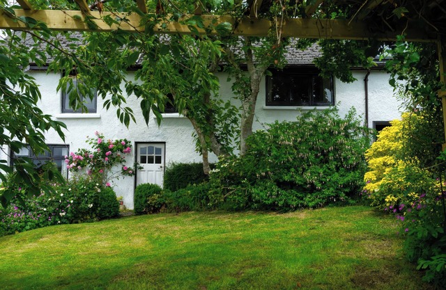 MAGNOLIA VIEW, pet friendly, character holiday cottage in Barnstaple