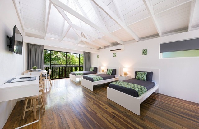 Magnums Airlie Beach