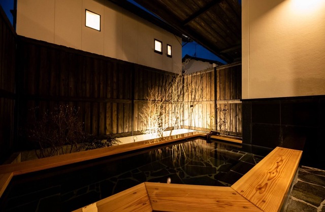 Mai Close to Kinrinko and Yunotsubo street / Yufu Ōita