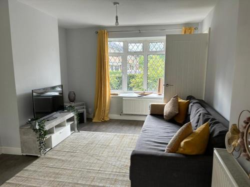 Maiden Lane, Crawley Spacious 3BR with Private Patio, great for long stays, contractors