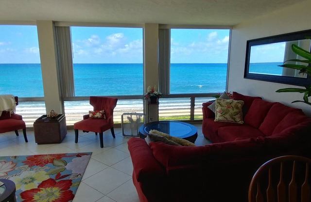 Maili Cove Beachfront Get Away: Piscine, océan et couchers de soleil
