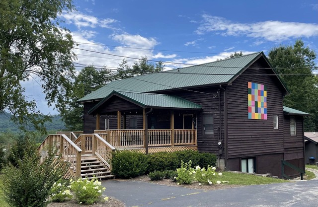 Mise à jour, cabane en bois rond pouvant accueillir 10-12 personnes au lac Cave Run!