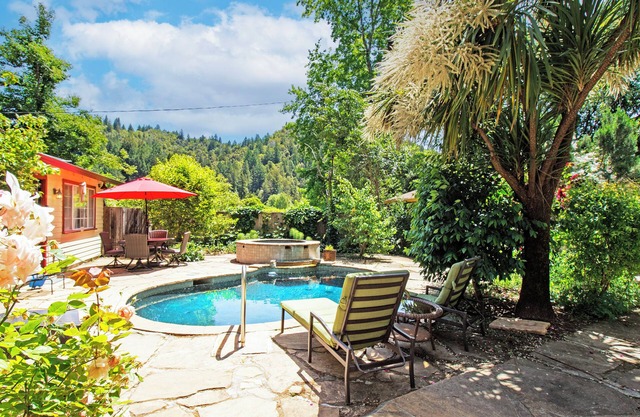 ~ Main House + 3 Private Guest Cottages ~ Hot Tub ~ Pool ~ Pet Friendly ~