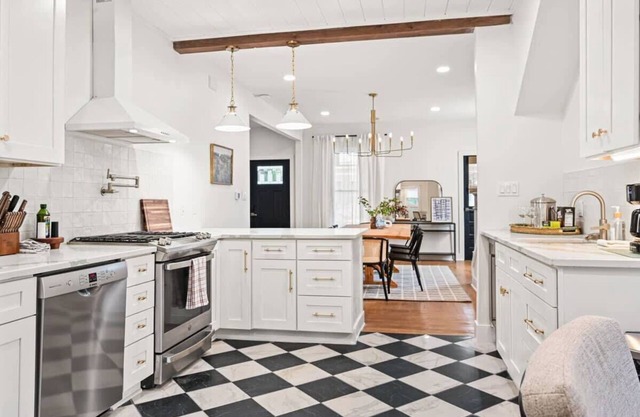Main St. Bungalow - Walk to Downtown, Near Ark!