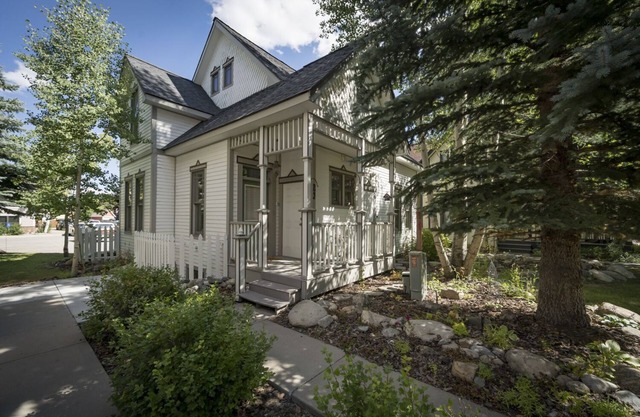 Main Street Meadows - Steps to Main Street with Patio & Grill! Across the Street from Gondola