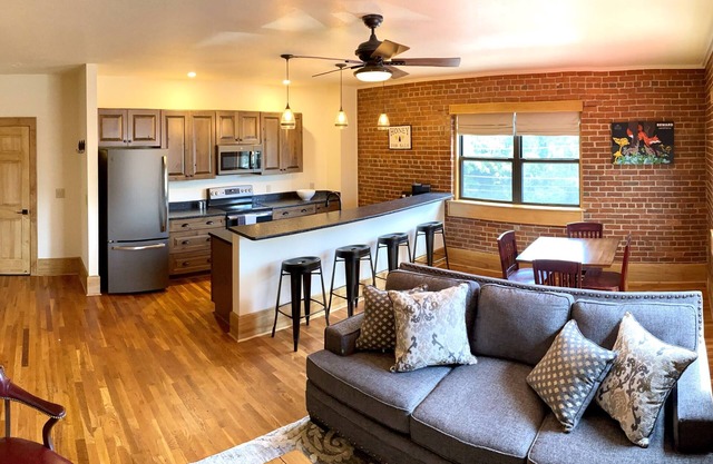 Main Street Retreats 103 Brand New Downtown Apt 103