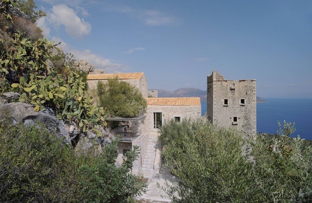 Maina, une maison à flanc de colline traditionnel avec vue sur la mer à Mani, Péloponnèse.