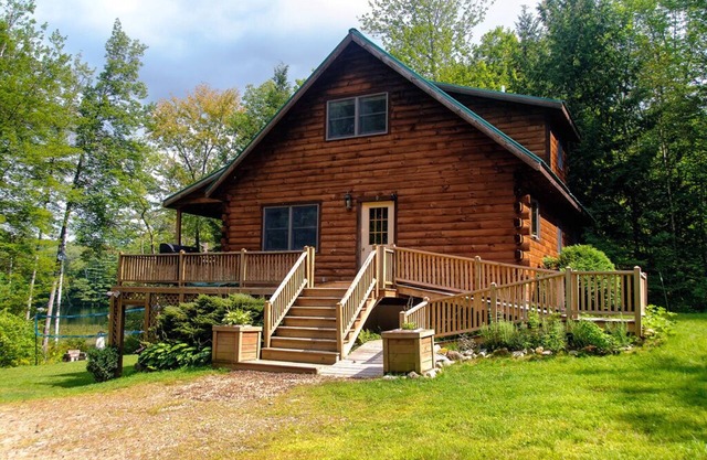 Maine maison au bord du lac, entièrement équipée, 3 chambres, 2 salles de bain, 8 couchages, bain à remous, des bateaux