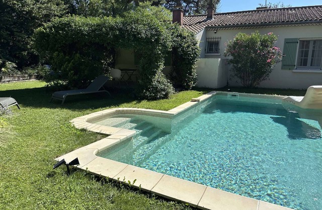 Villa à Sorgues, piscine et bel extérieur.