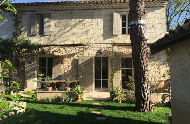 MAISON AVEC PISCINE. IDEAL POUR LE FESTIVAL D'AVIGNON ET D'ORANGE